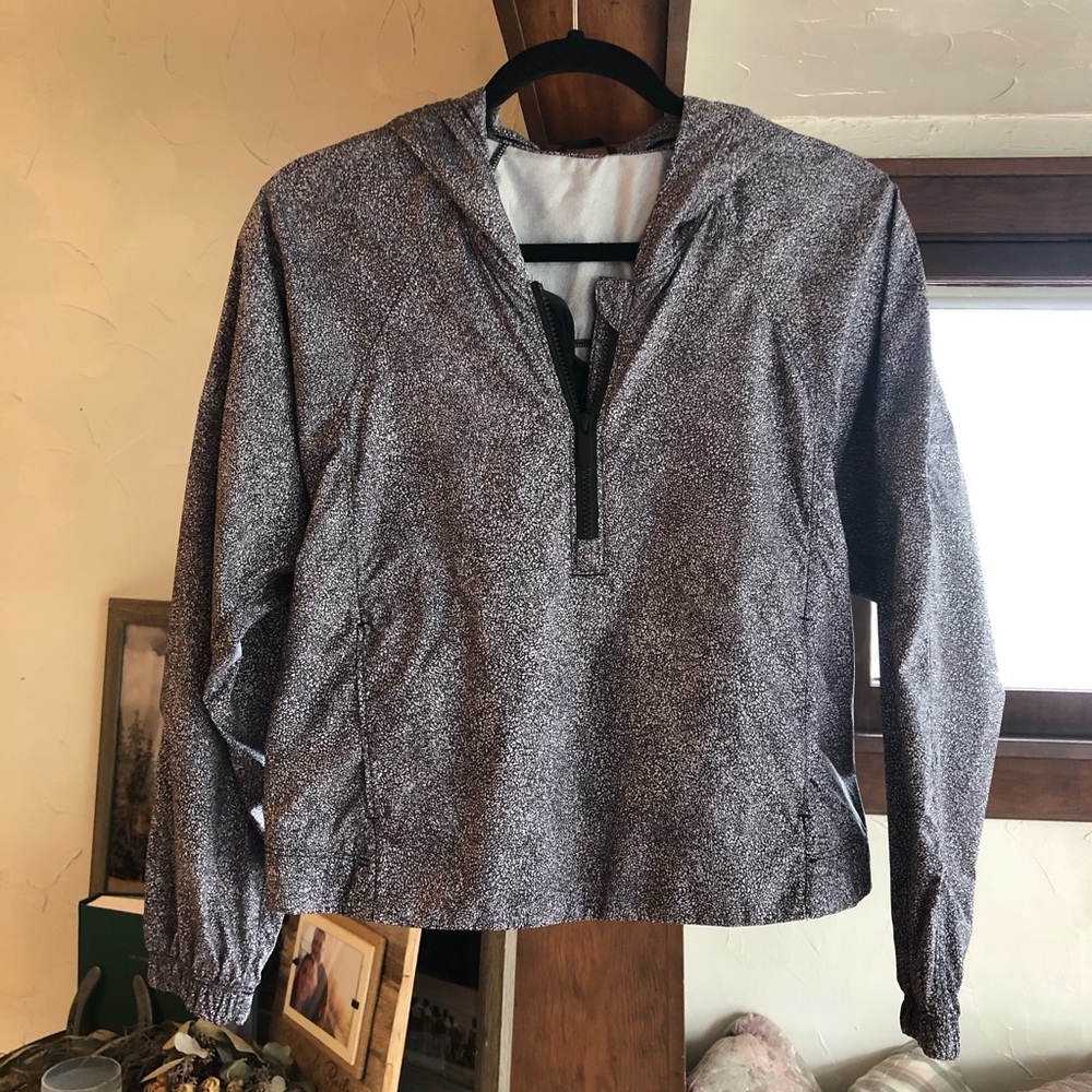 **SOLD** Lululemon Cropped Windbreaker